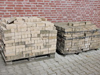 Gebakken waaltjes op twee pallets circa 18 meter. - afbeelding 1 van  3
