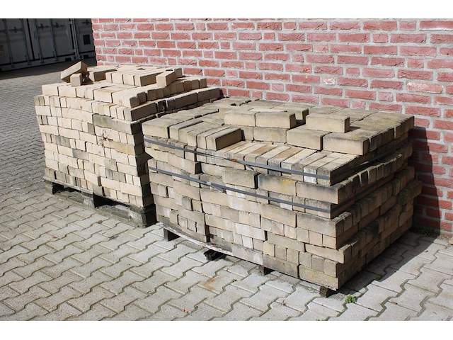Gebakken waaltjes op twee pallets circa 18 meter. - afbeelding 2 van  3