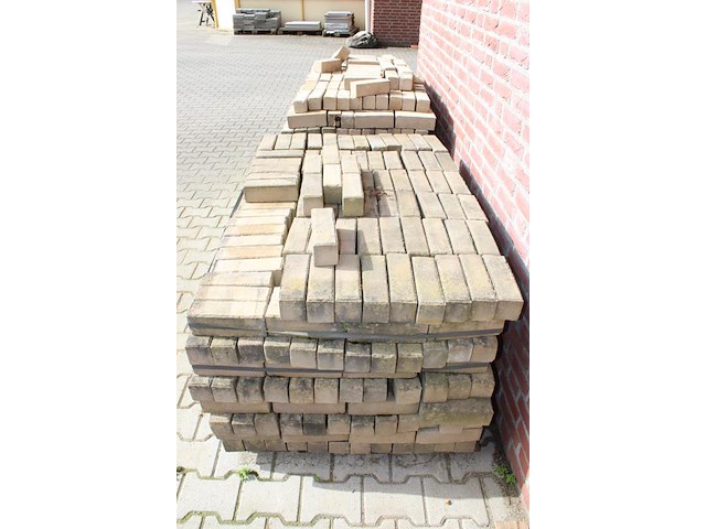 Gebakken waaltjes op twee pallets circa 18 meter. - afbeelding 3 van  3