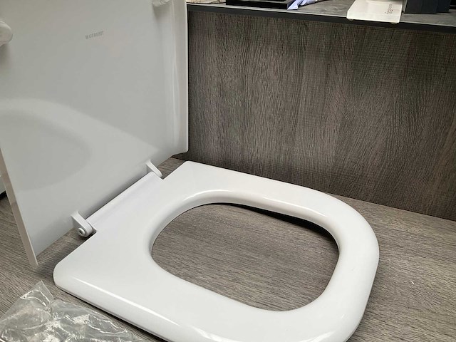 Geberit 300 comfort square toiletzitting - afbeelding 9 van  11