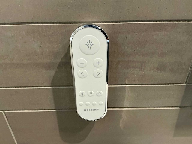 Geberit aquaclean sela new wandcloset met oscillerende douche - afbeelding 5 van  6