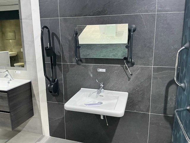 Geberit / delabie rolstoel wastafelopstelling - afbeelding 1 van  7