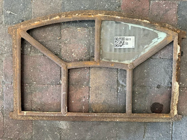 Gebogen stalraamframe, historisch, wit/roest, 60 cm breed; 32,5-37,5 cm hoog - afbeelding 1 van  4