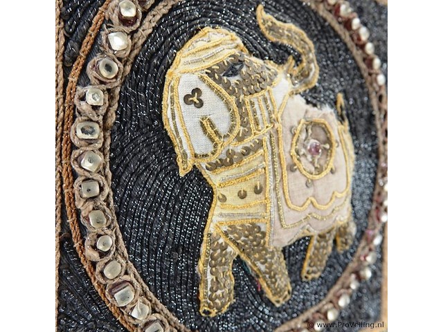 Geborduurde (o.a. gouddraad) traditionele birmese kalaga - afbeelding 4 van  5