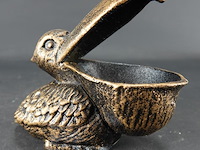 Gebronzed ijzeren pelikaan als centenbak - afbeelding 1 van  5