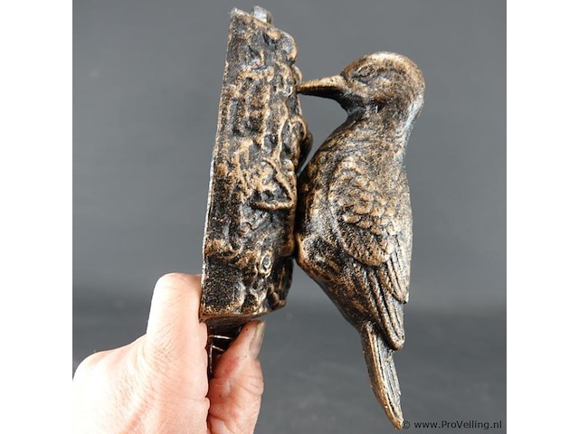 Gebronzed ijzeren specht als deurklopper - afbeelding 4 van  5