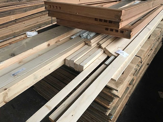 Gebruikt underlayment en vuren hout - afbeelding 3 van  3