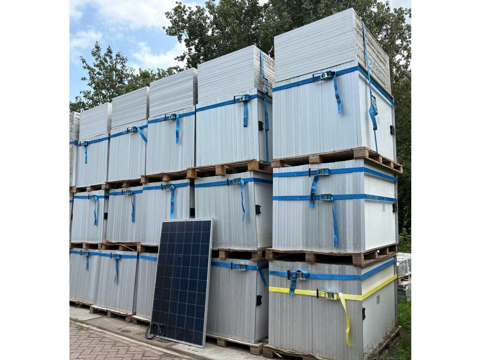 Gebruikte zonnepanelen, omvormers en platdakconstructie wegens vernieuwing installatie