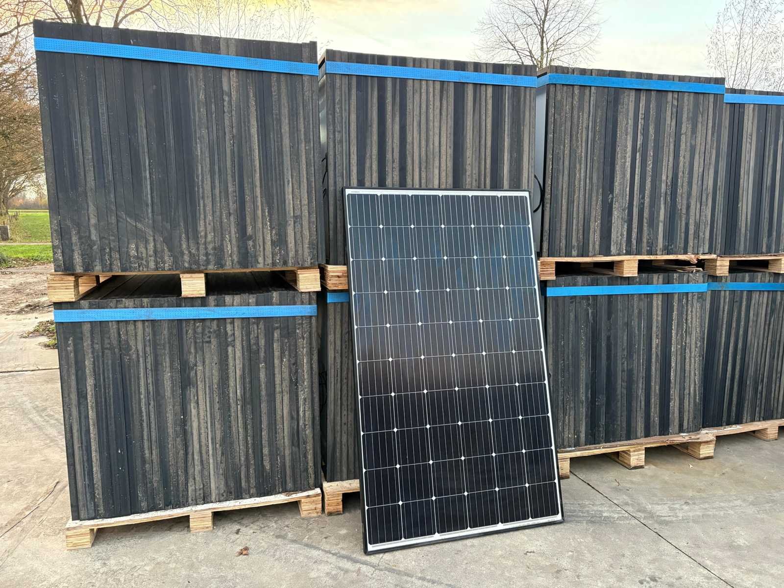Gebruikte zonnepanelen, omvormers en platdakconstructie wegens vernieuwing installatie