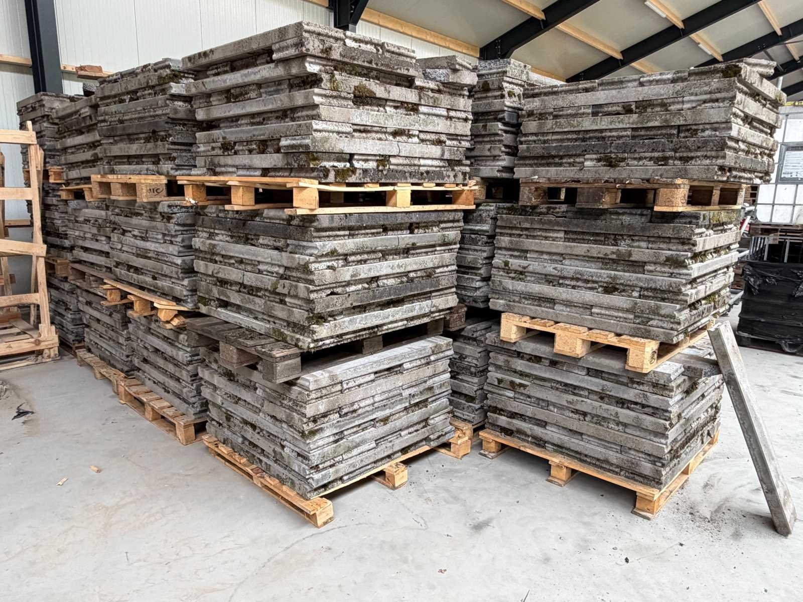 Gebruikte zonnepanelen, omvormers en platdakconstructie