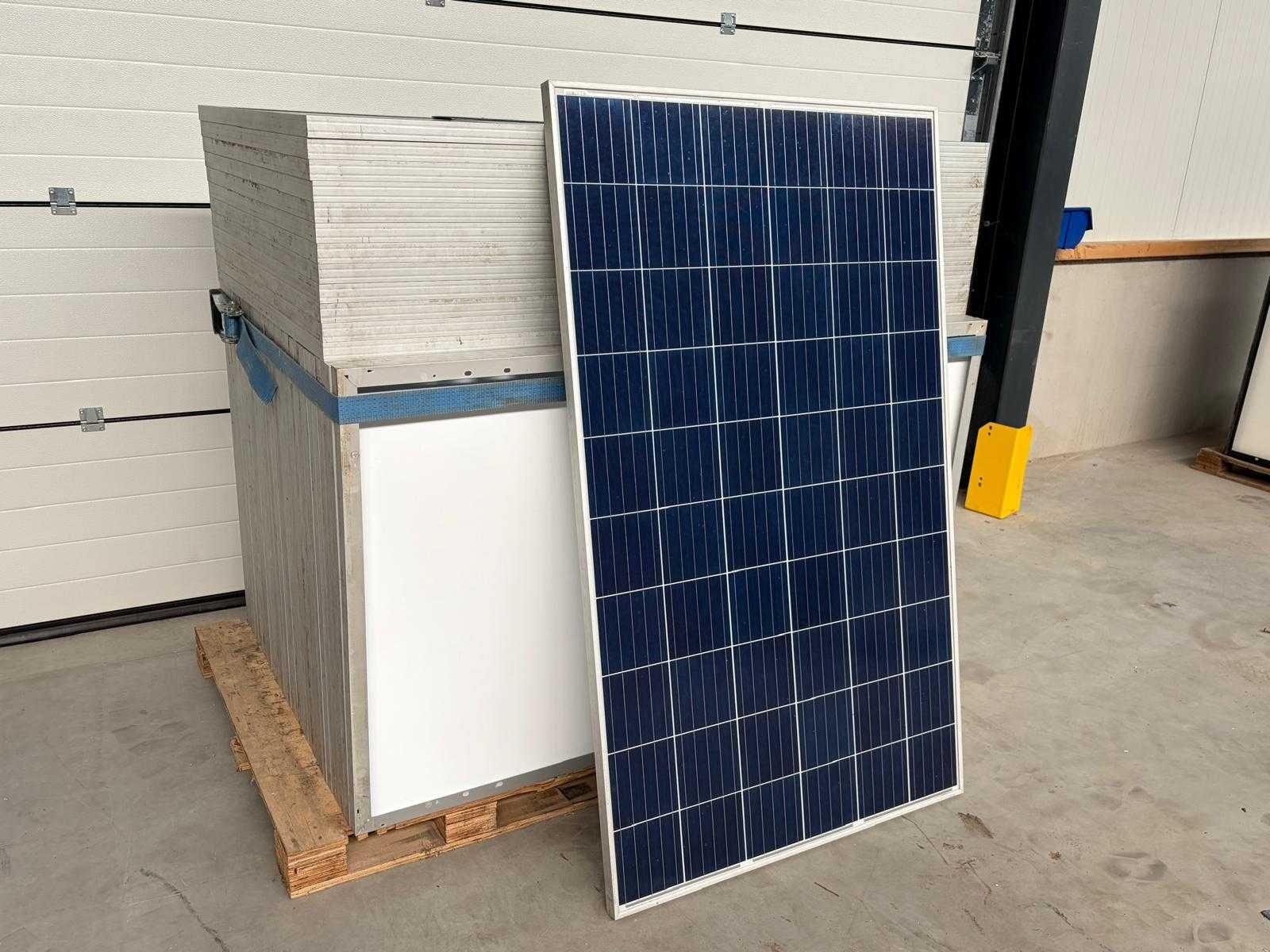 Gebruikte zonnepanelen, omvormers en platdakconstructie