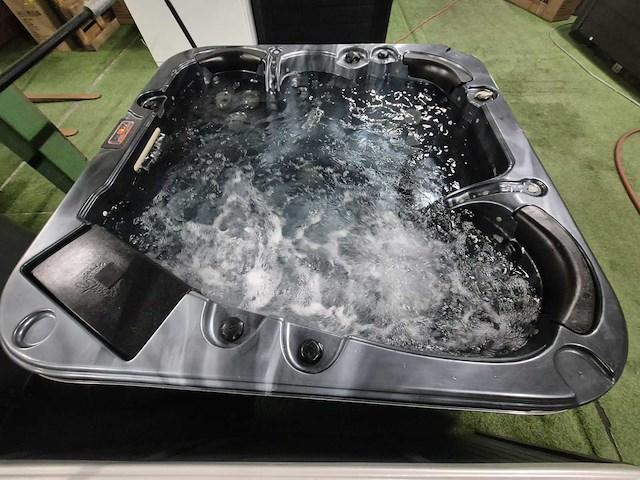 Gecko 5 persoons jacuzzi en buitenspa - afbeelding 1 van  21