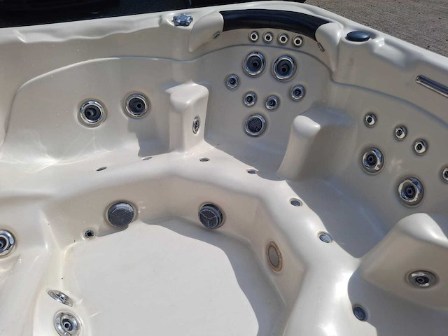 Gecko 6 persoons jacuzzi en buitenspa - afbeelding 2 van  31