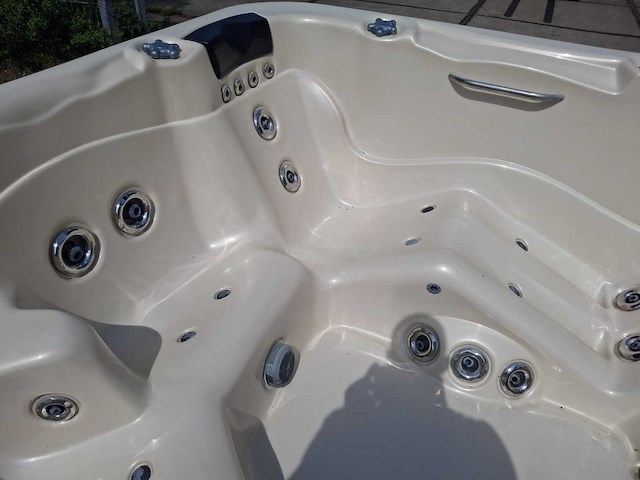 Gecko 6 persoons jacuzzi en buitenspa - afbeelding 7 van  31