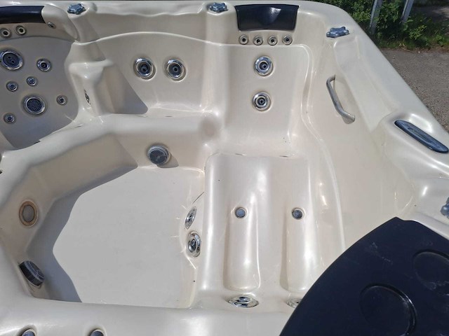 Gecko 6 persoons jacuzzi en buitenspa - afbeelding 9 van  31