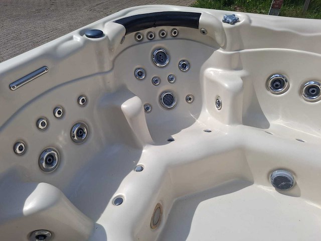 Gecko 6 persoons jacuzzi en buitenspa - afbeelding 11 van  31