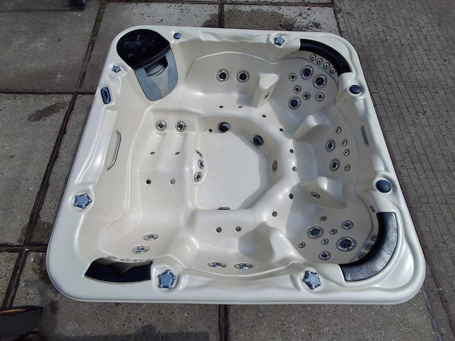Gecko 6 persoons jacuzzi en buitenspa - afbeelding 12 van  31