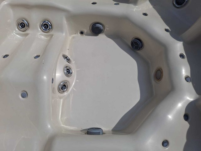 Gecko 6 persoons jacuzzi en buitenspa - afbeelding 30 van  31