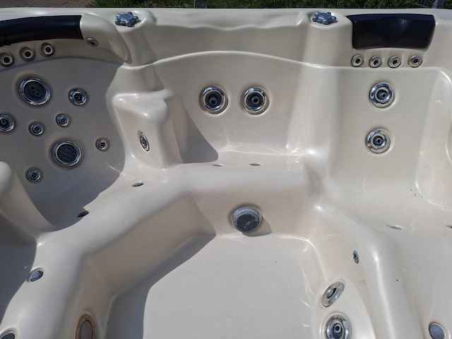 Gecko 6 persoons jacuzzi en buitenspa - afbeelding 1 van  17