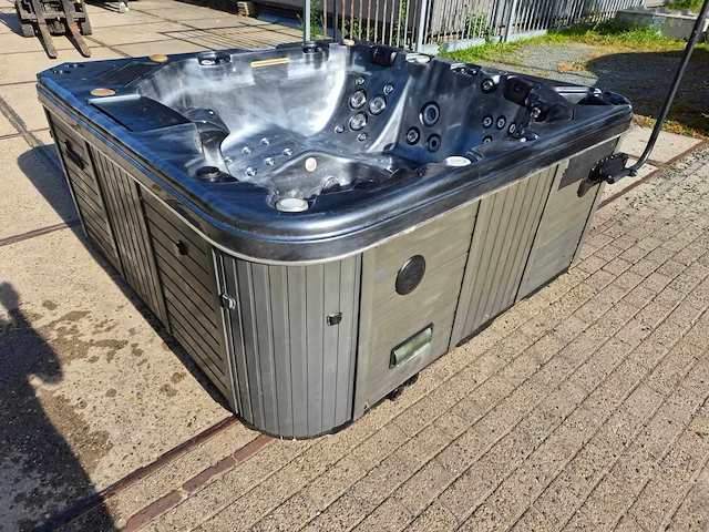 Gecko 6 persoons jacuzzi en buitenspa - afbeelding 30 van  30