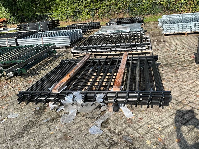 Gecoat spijlenhekwerk (4x) - afbeelding 1 van  6