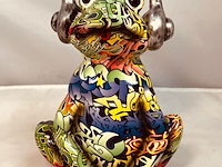 Gedecoreerd kikker sculptuur - afbeelding 1 van  5