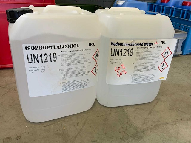 Gedemineraliseerd water / isopropylalcohol flacon (13x) - afbeelding 1 van  3