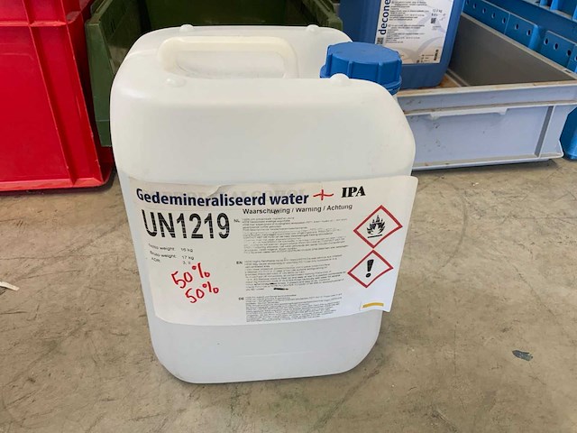 Gedemineraliseerd water / isopropylalcohol flacon (13x) - afbeelding 2 van  3