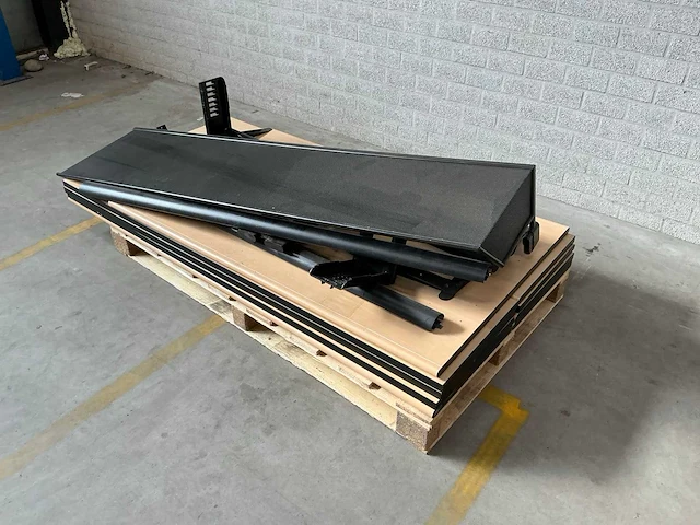 Gedemonteerd bureautafel - afbeelding 1 van  8