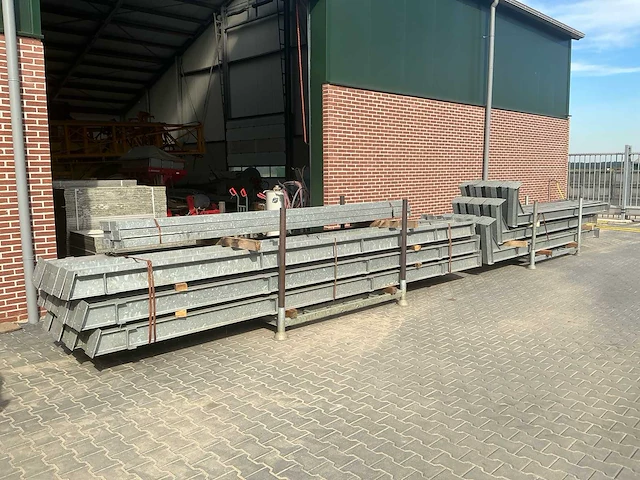Gedemonteerde loods / schuur 36 x 12 m – verzinkte staalconstructie met houten gordingen - afbeelding 1 van  24