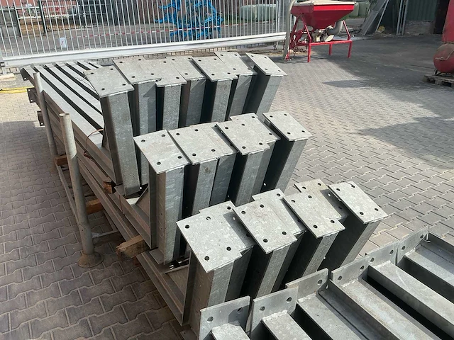 Gedemonteerde loods / schuur 36 x 12 m – verzinkte staalconstructie met houten gordingen - afbeelding 2 van  24