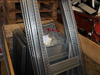 Gedemonteerde magazijnstelling bestaande uit 7 staanders met lengte 170 cm en 15 leggers met afmeting 45 x ...