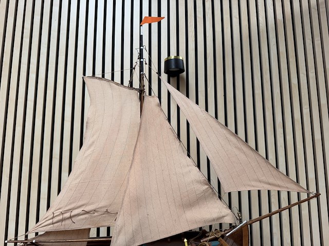 Gedetailleerd houten scheepsmodel enkhuizer bol 1902 lengte 90 cm - afbeelding 2 van  10
