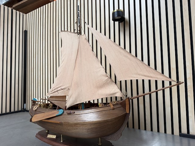 Gedetailleerd houten scheepsmodel enkhuizer bol 1902 lengte 90 cm - afbeelding 7 van  10