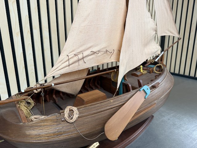 Gedetailleerd houten scheepsmodel enkhuizer bol 1902 lengte 90 cm - afbeelding 9 van  10