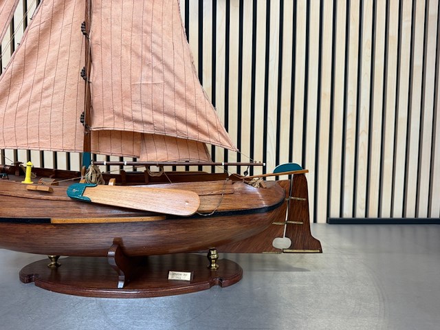 Gedetailleerd houten scheepsmodel enkhuizer bol 1902 lengte 90 cm - afbeelding 3 van  8