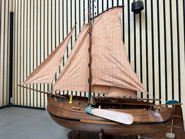 Gedetailleerd houten scheepsmodel enkhuizer bol 1902 lengte 90 cm - afbeelding 5 van  8