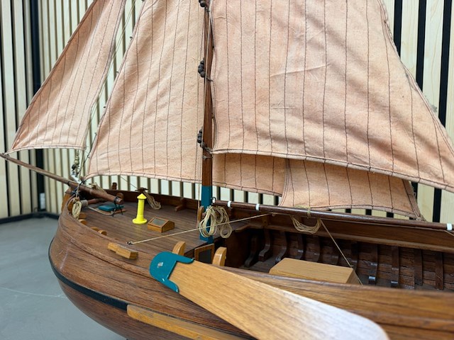 Gedetailleerd houten scheepsmodel enkhuizer bol 1902 lengte 90 cm - afbeelding 6 van  8