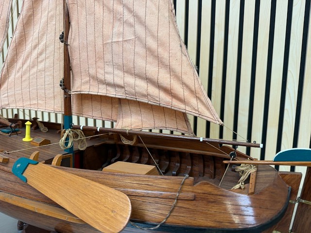 Gedetailleerd houten scheepsmodel enkhuizer bol 1902 lengte 90 cm - afbeelding 7 van  8