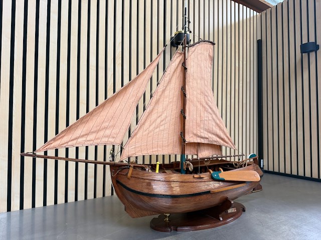 Gedetailleerd houten scheepsmodel enkhuizer bol 1902 lengte 90 cm - afbeelding 8 van  8