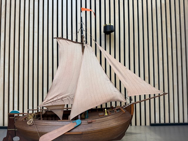 Gedetailleerd houten scheepsmodel enkhuizer bol 1902 lengte 90 cm - afbeelding 2 van  9