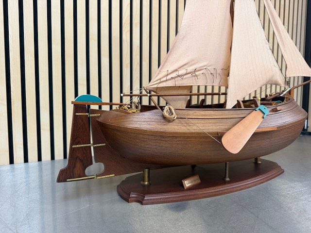 Gedetailleerd houten scheepsmodel enkhuizer bol 1902 lengte 90 cm - afbeelding 5 van  9