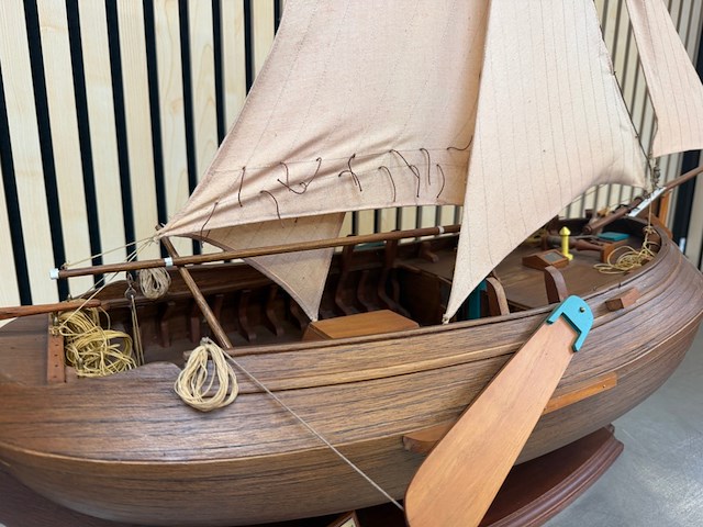 Gedetailleerd houten scheepsmodel enkhuizer bol 1902 lengte 90 cm - afbeelding 7 van  9