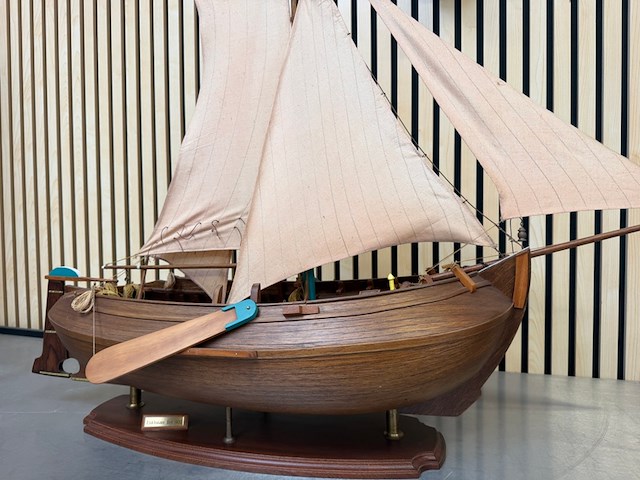 Gedetailleerd houten scheepsmodel enkhuizer bol 1902 lengte 90 cm - afbeelding 9 van  9