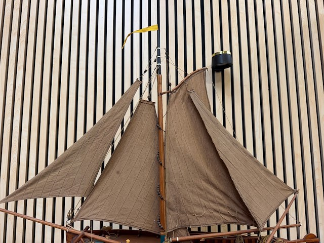 Gedetailleerd houten scheepsmodel enkhuizerbol lengte 90 cm - afbeelding 2 van  8