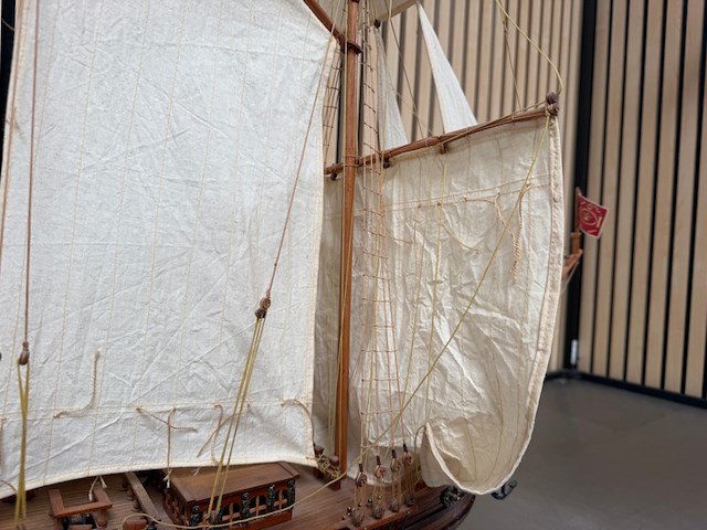 Gedetailleerd houten scheepsmodel fries stratenjacht - afbeelding 12 van  15