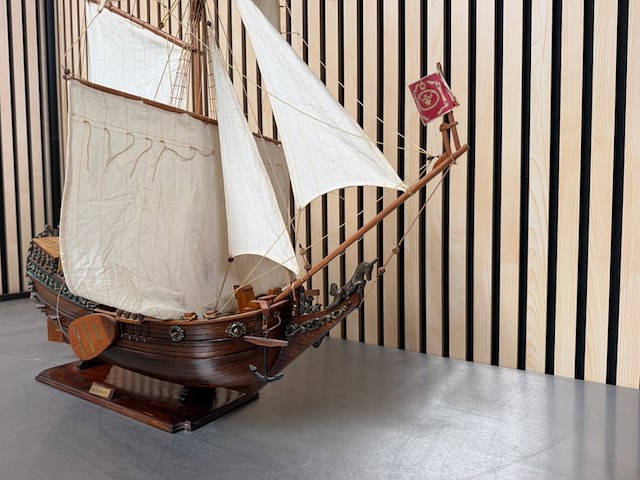 Gedetailleerd houten scheepsmodel fries stratenjacht - afbeelding 15 van  15