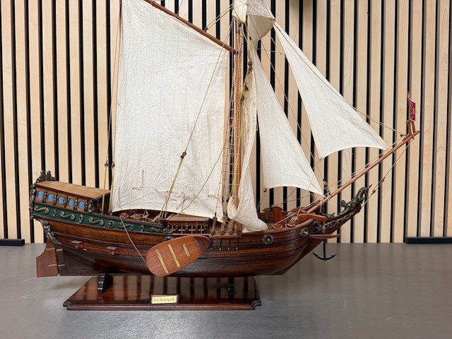 Gedetailleerd houten scheepsmodel fries stratenjacht - afbeelding 2 van  15