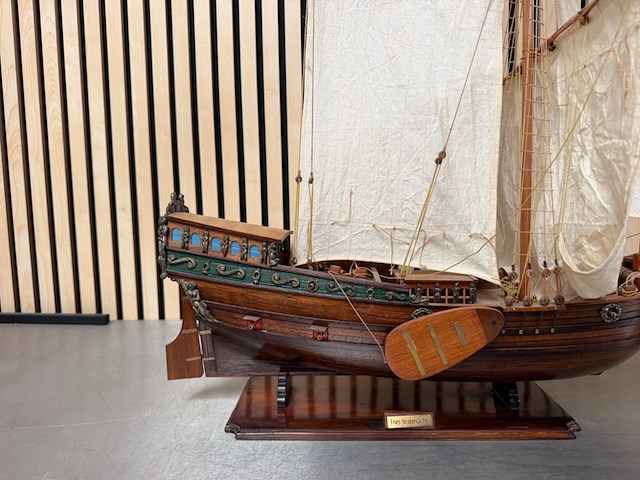 Gedetailleerd houten scheepsmodel fries stratenjacht - afbeelding 3 van  15