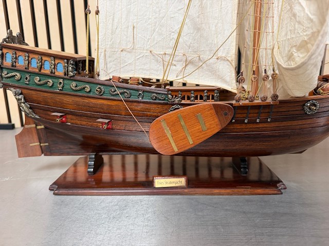 Gedetailleerd houten scheepsmodel fries stratenjacht - afbeelding 4 van  15